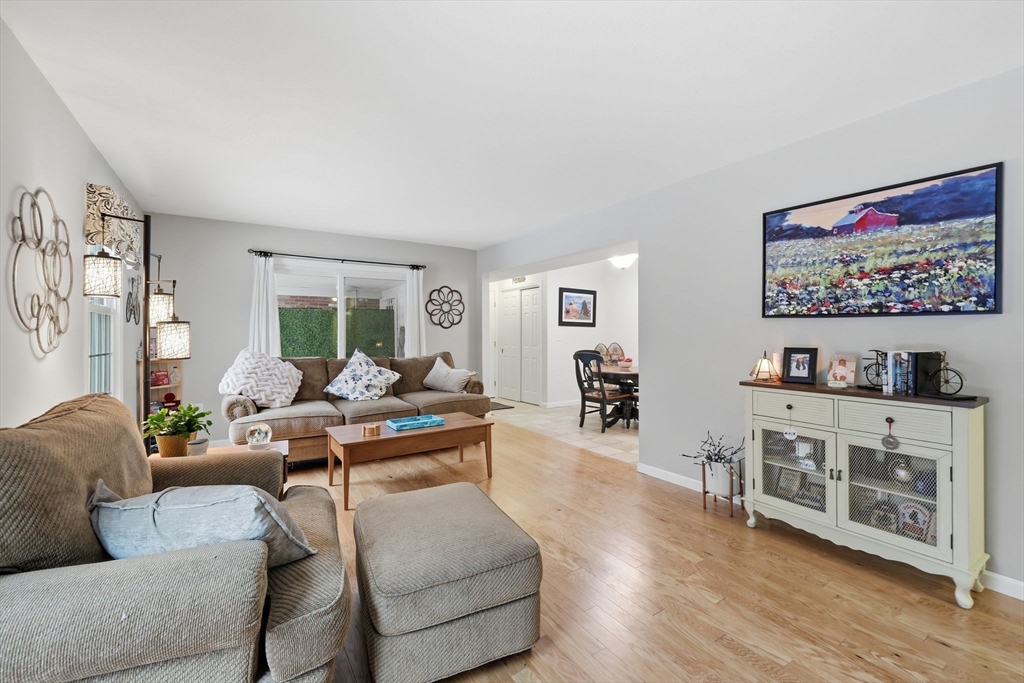 20 Jamestown Drive, Springfield, Massachusetts, 2 Bedrooms Bedrooms, 5 Rooms Rooms,1.5 BathroomsBathrooms,Residential,For Sale,Jamestown Drive,73488005