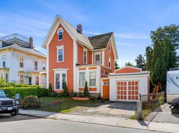 33 Middle St, Gloucester, Massachusetts, 9 Bedrooms Bedrooms, 17 Rooms Rooms,5 BathroomsBathrooms,Residential,For Sale,Middle St,73429533