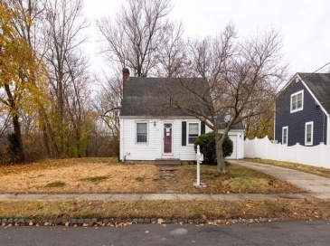 46 Roslyn Ave, Cranston, Rhode Island, 2 Bedrooms Bedrooms, 6 Rooms Rooms,1.5 BathroomsBathrooms,Residential,For Sale,Roslyn Ave,73457694