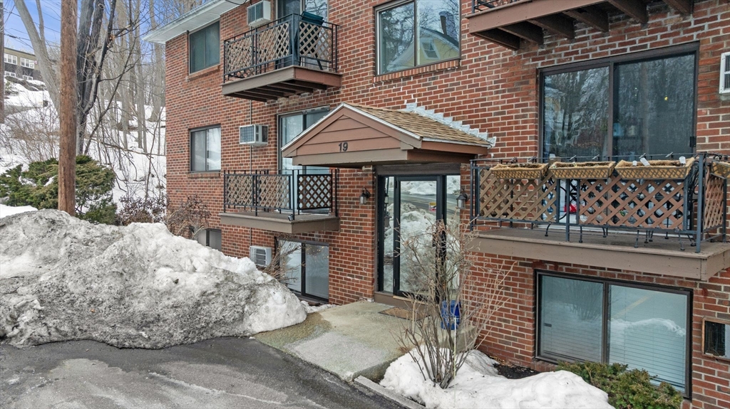 19 Maple St, Amesbury, Massachusetts, 1 Bedroom Bedrooms, 3 Rooms Rooms,1 BathroomBathrooms,Residential,For Sale,Maple St,73482481