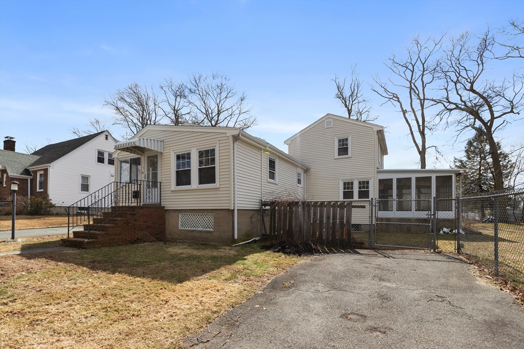 26 Eugenia St, Randolph, Massachusetts, 2 Bedrooms Bedrooms, 5 Rooms Rooms,2 BathroomsBathrooms,Residential,For Sale,Eugenia St,73492299