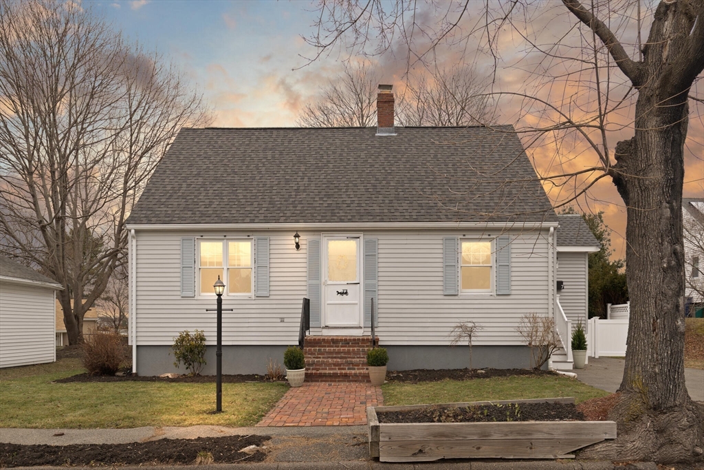 7 Larkin Ln, Salem, Massachusetts, 3 Bedrooms Bedrooms, 7 Rooms Rooms,1.5 BathroomsBathrooms,Residential,For Sale,Larkin Ln,73487536