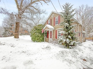 376 Douglas Street, Uxbridge, Massachusetts, 2 Bedrooms Bedrooms, 6 Rooms Rooms,1 BathroomBathrooms,Residential,For Sale,Douglas Street,73479326