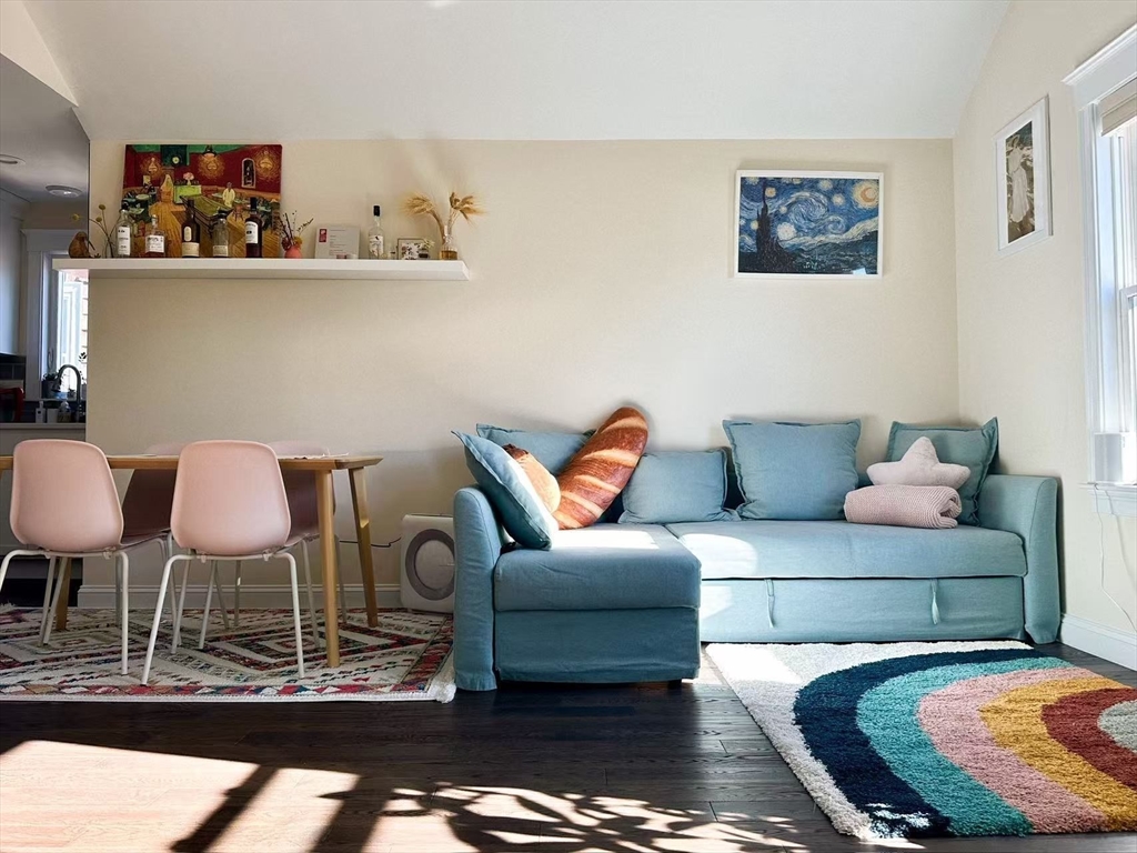 7 Russell Rd, Somerville, Massachusetts, 2 Bedrooms Bedrooms, 5 Rooms Rooms,1 BathroomBathrooms,Residential Lease,For Rent,Russell Rd,73510556