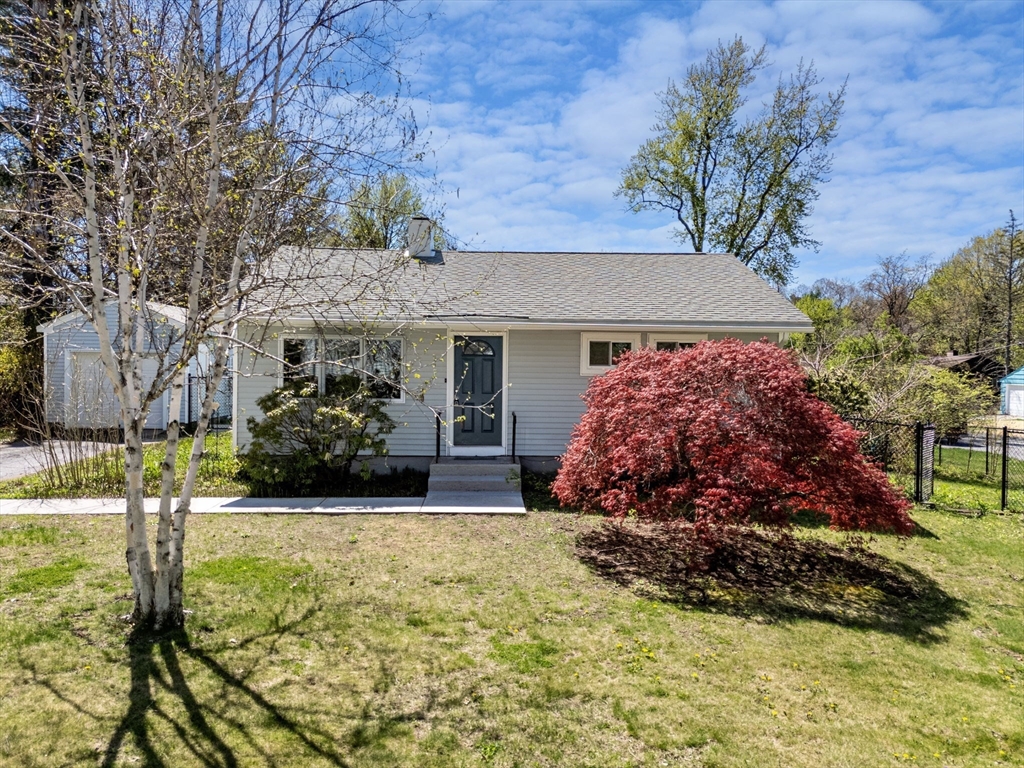 15 Crestmont Street, Springfield, Massachusetts, 2 Bedrooms Bedrooms, 4 Rooms Rooms,1 BathroomBathrooms,Residential,For Sale,Crestmont Street,73510652