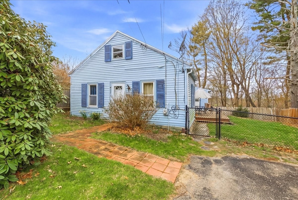 32 Elm Avenue, Holbrook, Massachusetts, 2 Bedrooms Bedrooms, 5 Rooms Rooms,1 BathroomBathrooms,Residential,For Sale,Elm Avenue,73510678