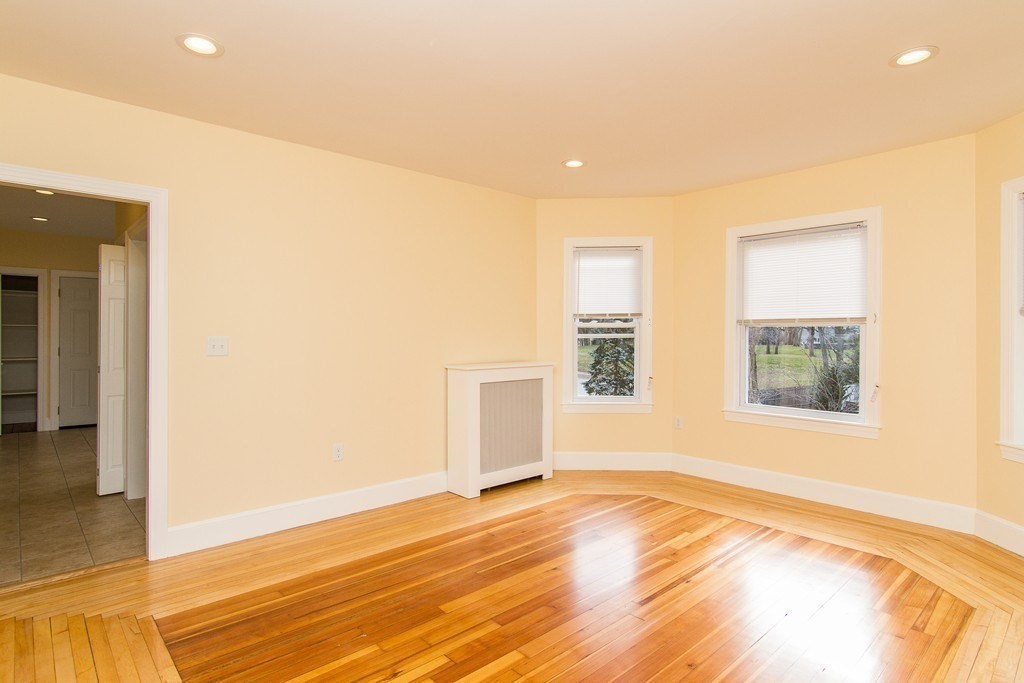 3 Atlantic Ave, Attleboro, Massachusetts, 3 Bedrooms Bedrooms, 5 Rooms Rooms,1 BathroomBathrooms,Residential Lease,For Rent,Atlantic Ave,73510804