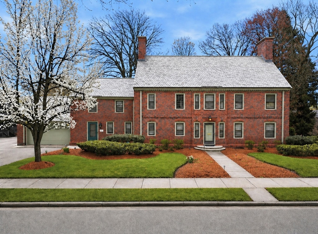 81 William Street, Worcester, Massachusetts, 5 Bedrooms Bedrooms, 12 Rooms Rooms,3.5 BathroomsBathrooms,Residential,For Sale,William Street,73510676