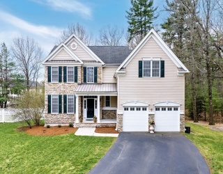 16 York Cir, Walpole, Massachusetts, 4 Bedrooms Bedrooms, 9 Rooms Rooms,2.5 BathroomsBathrooms,Residential,For Sale,York Cir,73510759