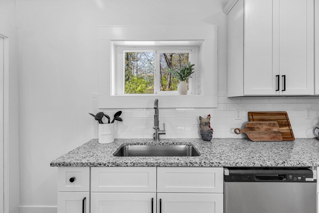 42 Washington St, Monson, Massachusetts, 3 Bedrooms Bedrooms, 7 Rooms Rooms,1.5 BathroomsBathrooms,Residential,For Sale,Washington St,73510999