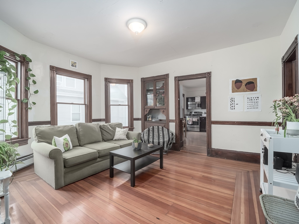 318 Beacon St, Somerville, Massachusetts, 3 Bedrooms Bedrooms, 6 Rooms Rooms,1 BathroomBathrooms,Residential Lease,For Rent,Beacon St,73511035