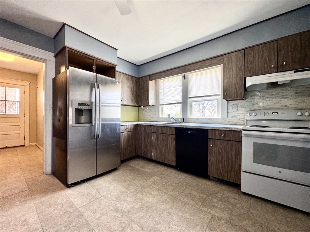 58 Longfellow Rd, Worcester, Massachusetts, 3 Bedrooms Bedrooms, 6 Rooms Rooms,2 BathroomsBathrooms,Residential Lease,For Rent,Longfellow Rd,73507320