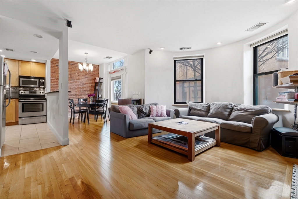 79 Gainsborough St, Boston, Massachusetts, 2 Bedrooms Bedrooms, 4 Rooms Rooms,2 BathroomsBathrooms,Residential,For Sale,Gainsborough St,73510927