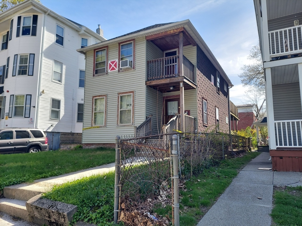 63 Charlotte St, Worcester, Massachusetts, 4 Bedrooms Bedrooms, 10 Rooms Rooms,2 BathroomsBathrooms,Residential Income,For Sale,Charlotte St,73510952
