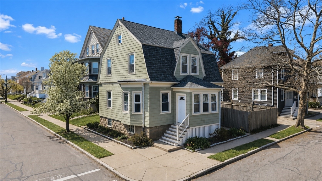 381 Park St, New Bedford, Massachusetts, 3 Bedrooms Bedrooms, 7 Rooms Rooms,1 BathroomBathrooms,Residential,For Sale,Park St,73511146