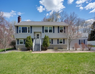 3 Elizabeth Ave, Burlington, Massachusetts, 3 Bedrooms Bedrooms, 9 Rooms Rooms,1.5 BathroomsBathrooms,Residential,For Sale,Elizabeth Ave,73511160