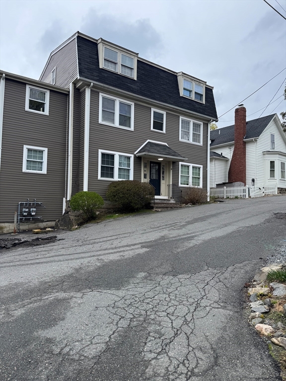 9 Hillside Avenue, Marblehead, Massachusetts, 1 Bedroom Bedrooms, 3 Rooms Rooms,1 BathroomBathrooms,Residential Lease,For Rent,Hillside Avenue,73511198