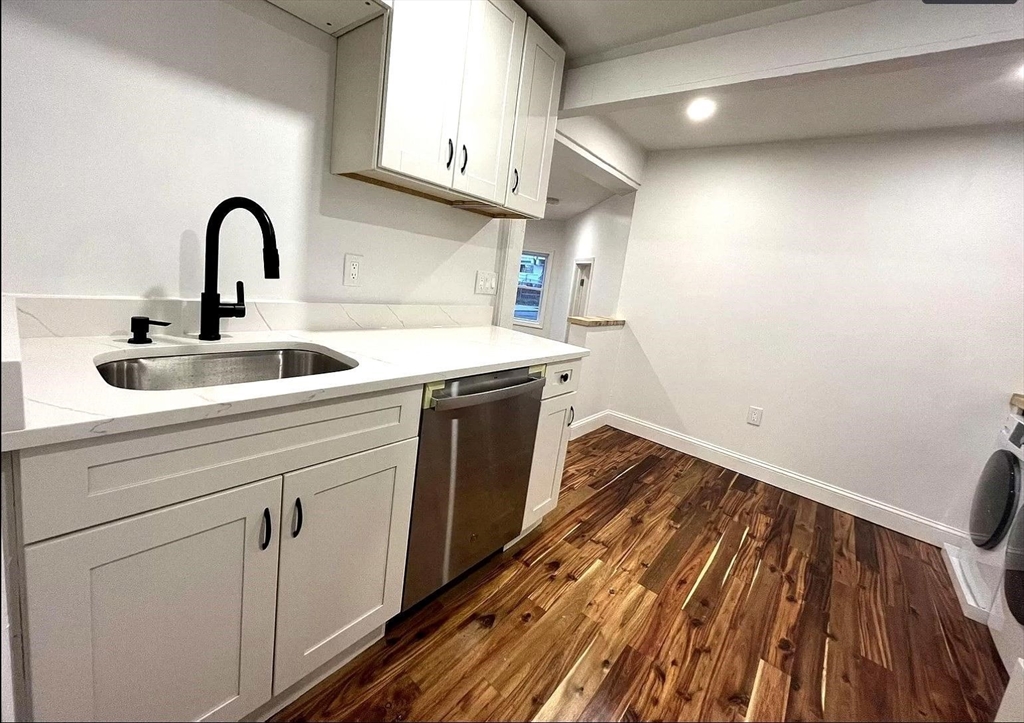 303 Carter St, Chelsea, Massachusetts, 1 Bedroom Bedrooms, 3 Rooms Rooms,1 BathroomBathrooms,Residential Lease,For Rent,Carter St,73511210