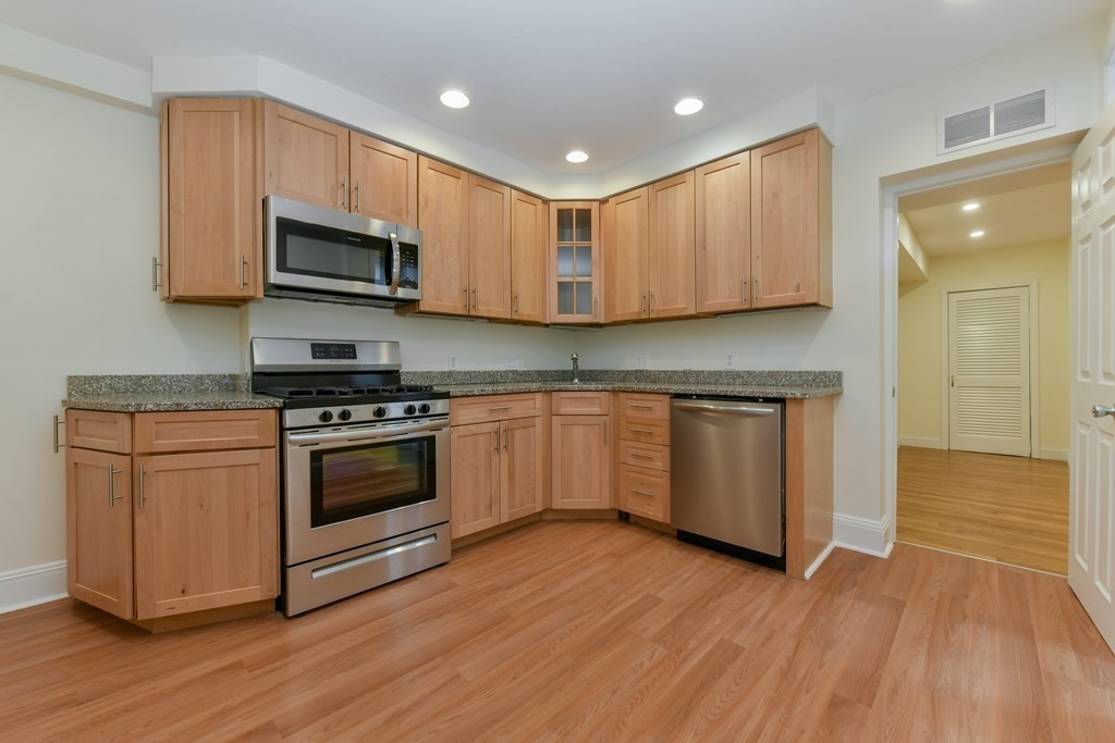 458 E 7th, Boston, Massachusetts, 3 Bedrooms Bedrooms, 5 Rooms Rooms,2 BathroomsBathrooms,Residential Lease,For Rent,E 7th,73493849