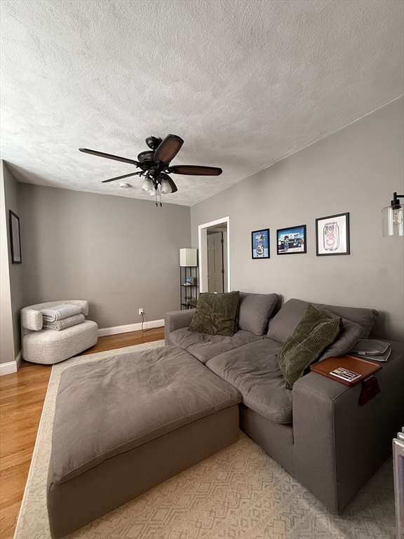 5 Henshaw, Newton, Massachusetts, 2 Bedrooms Bedrooms, 4 Rooms Rooms,1 BathroomBathrooms,Residential Lease,For Rent,Henshaw,73503634