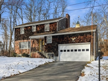 28 Surrey Rd, Salem, Massachusetts, 5 Bedrooms Bedrooms, 8 Rooms Rooms,3 BathroomsBathrooms,Residential,For Sale,Surrey Rd,73472480