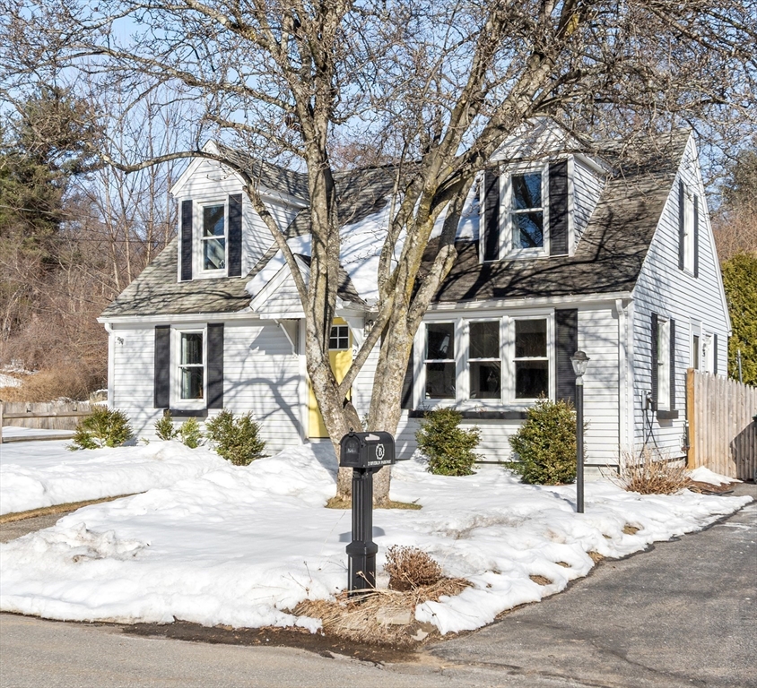 2 Riverlin Pkwy, Millbury, Massachusetts, 3 Bedrooms Bedrooms, 6 Rooms Rooms,1 BathroomBathrooms,Residential,For Sale,Riverlin Pkwy,73483032