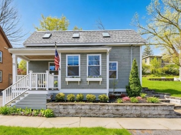 15 Howard St, Newburyport, Massachusetts, 3 Bedrooms Bedrooms, 6 Rooms Rooms,1.5 BathroomsBathrooms,Residential,For Sale,Howard St,73500656