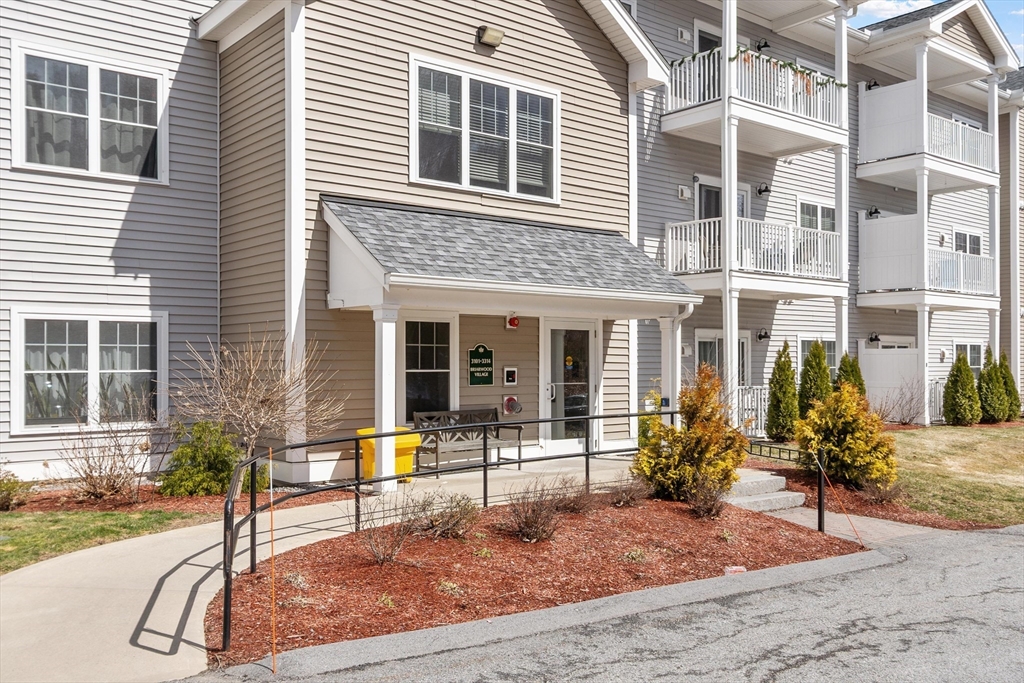 3213 Briarwood Vlg, Clinton, Massachusetts, 2 Bedrooms Bedrooms, 3 Rooms Rooms,2 BathroomsBathrooms,Residential,For Sale,Briarwood Vlg,73492198