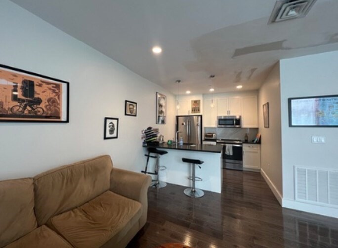 434 Mcgrath Highway, Somerville, Massachusetts, 1 Bedroom Bedrooms, 3 Rooms Rooms,1 BathroomBathrooms,Residential Lease,For Rent,Mcgrath Highway,73511276