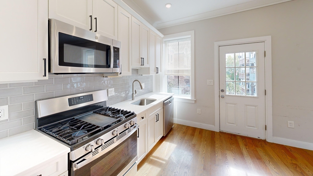 191 Porter St., Boston, Massachusetts, 1 Bedroom Bedrooms, 3 Rooms Rooms,1 BathroomBathrooms,Residential Lease,For Rent,Porter St.,73511323
