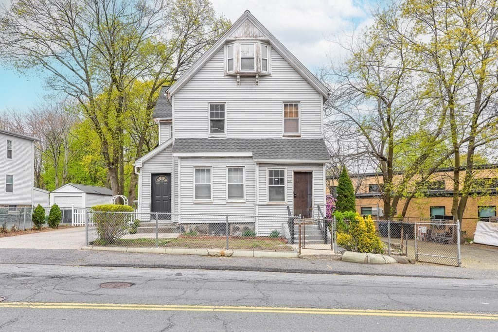 951 Canterbury St, Boston, Massachusetts, 4 Bedrooms Bedrooms, 9 Rooms Rooms,3 BathroomsBathrooms,Residential Income,For Sale,Canterbury St,73511325