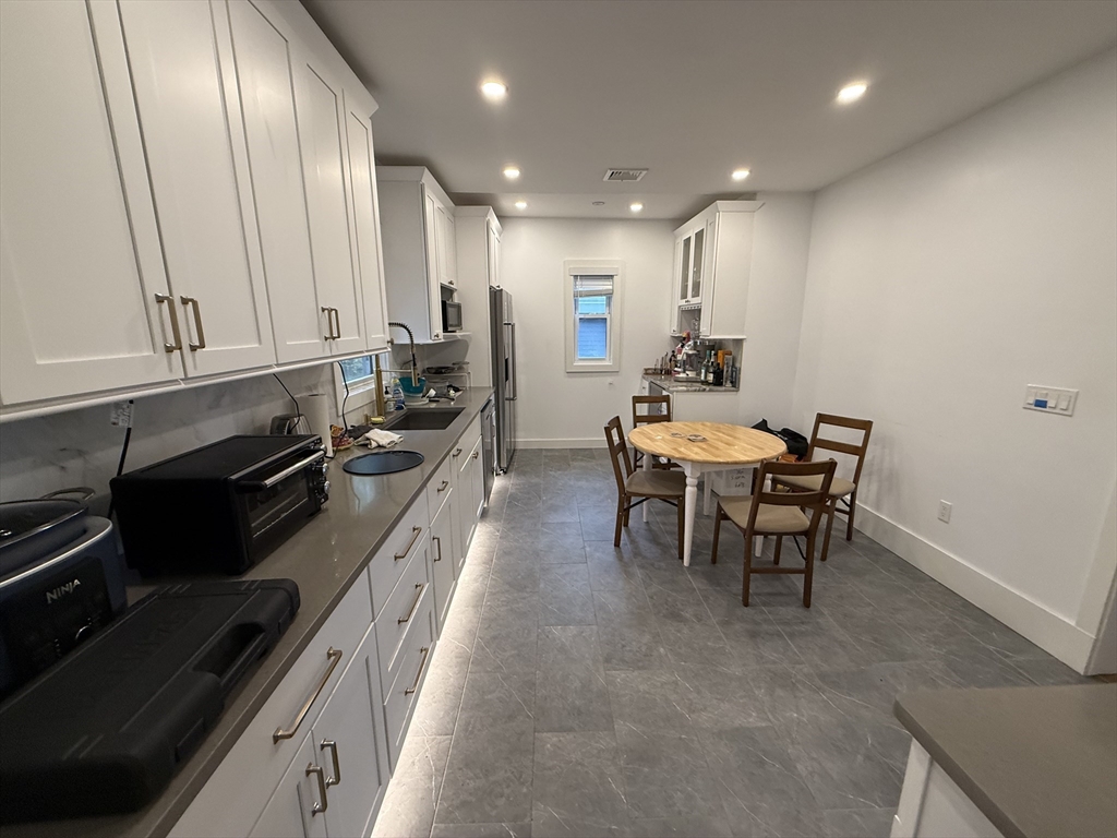39 Langley, Boston, Massachusetts, 3 Bedrooms Bedrooms, 5 Rooms Rooms,1 BathroomBathrooms,Residential Lease,For Rent,Langley,73511349