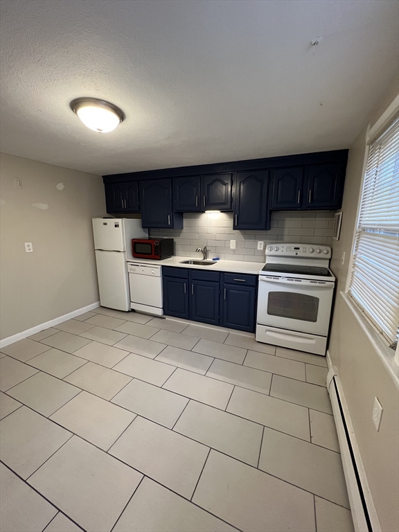 19 Vine, Marblehead, Massachusetts, 2 Bedrooms Bedrooms, 4 Rooms Rooms,1 BathroomBathrooms,Residential Lease,For Rent,Vine,73511406