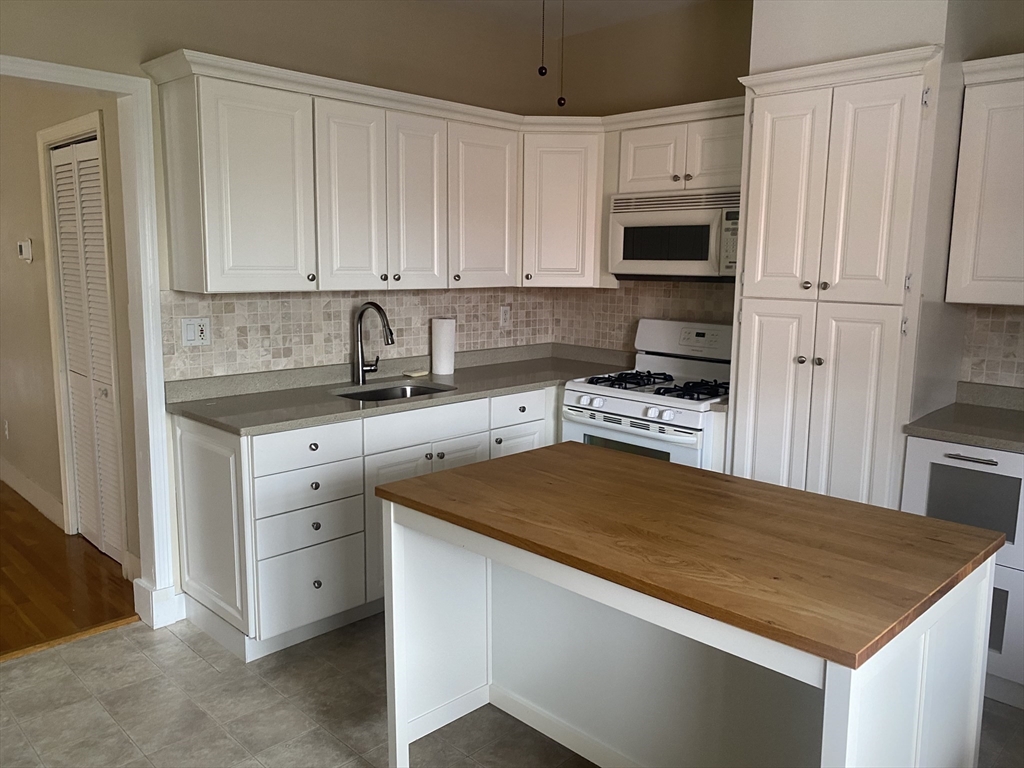 721 East Third Street, Boston, Massachusetts, 1 Bedroom Bedrooms, 5 Rooms Rooms,1 BathroomBathrooms,Residential Lease,For Rent,East Third Street,73511427