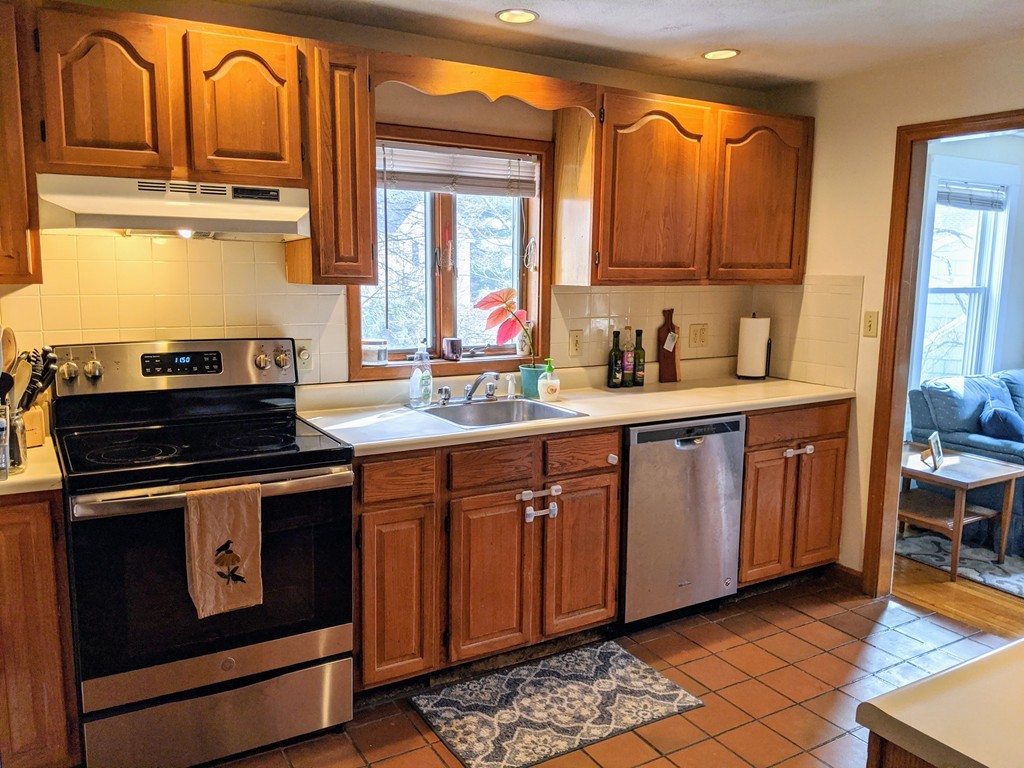 31 Shean, Belmont, Massachusetts, 2 Bedrooms Bedrooms, 6 Rooms Rooms,1 BathroomBathrooms,Residential Lease,For Rent,Shean,73511441