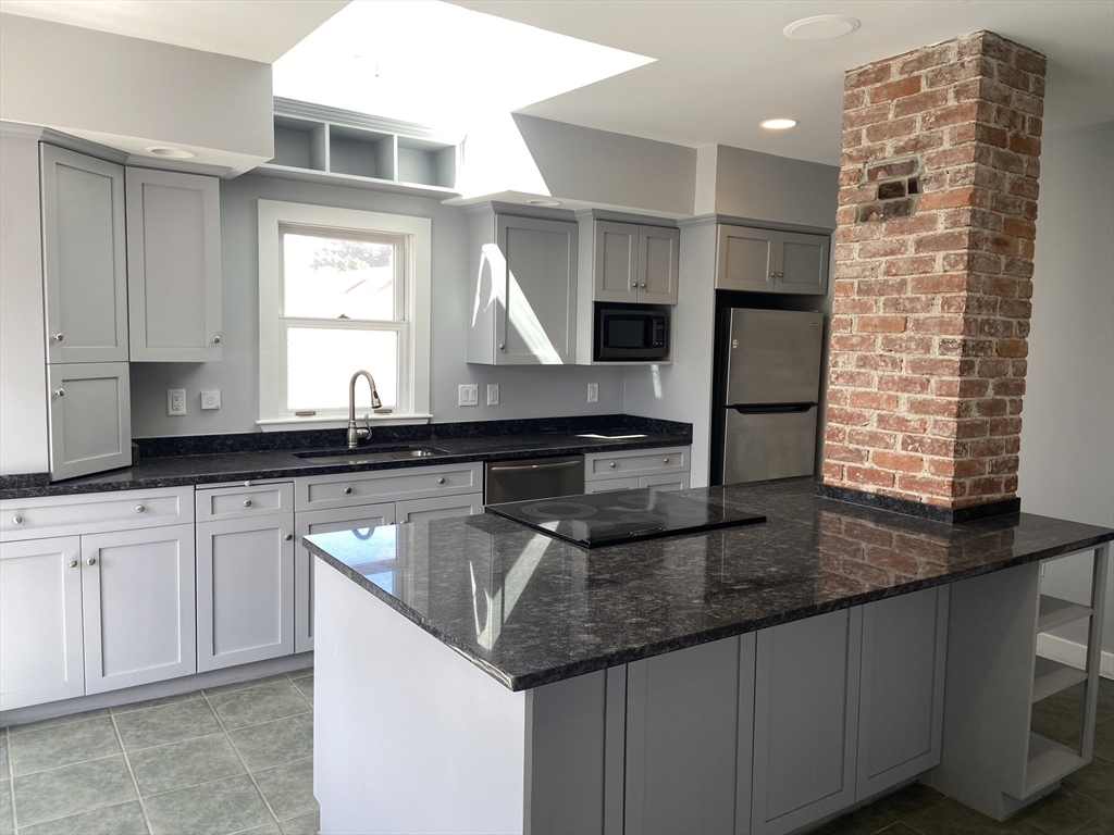 16 Taft St, Uxbridge, Massachusetts, 4 Bedrooms Bedrooms, 6 Rooms Rooms,2 BathroomsBathrooms,Residential Lease,For Rent,Taft St,73499129