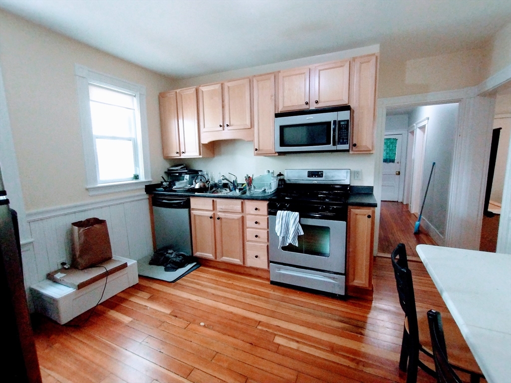 86 Conwell, Somerville, Massachusetts, 3 Bedrooms Bedrooms, 5 Rooms Rooms,1 BathroomBathrooms,Residential Lease,For Rent,Conwell,73511310