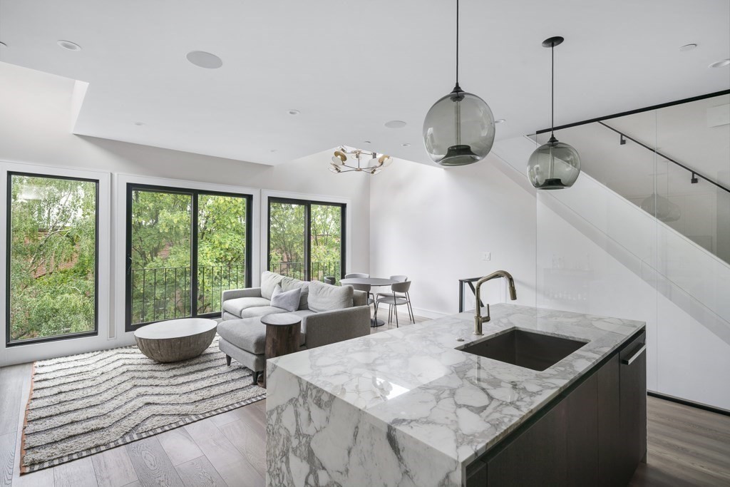 320 Shawmut Ave, Boston, Massachusetts, 2 Bedrooms Bedrooms, 6 Rooms Rooms,2 BathroomsBathrooms,Residential,For Sale,Shawmut Ave,73511482