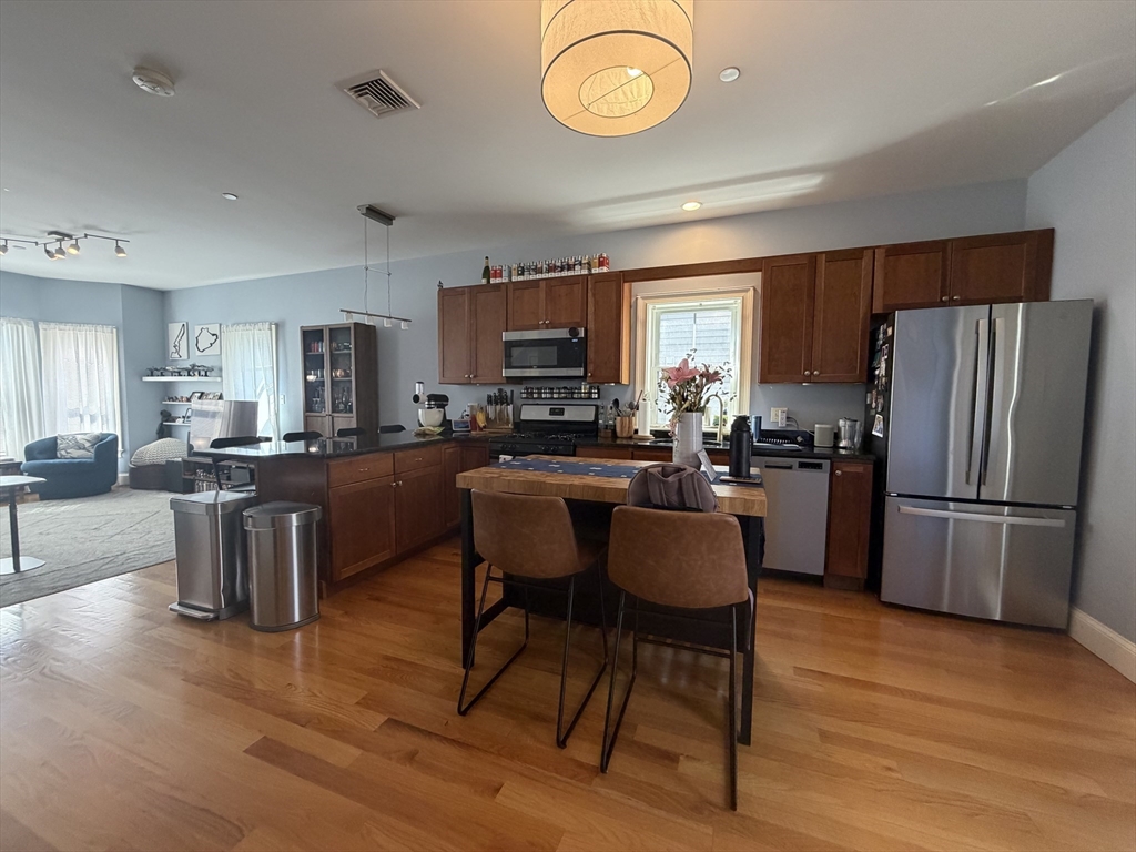 111 Pleasant Street, Boston, Massachusetts, 2 Bedrooms Bedrooms, 7 Rooms Rooms,2.5 BathroomsBathrooms,Residential Lease,For Rent,Pleasant Street,73511620