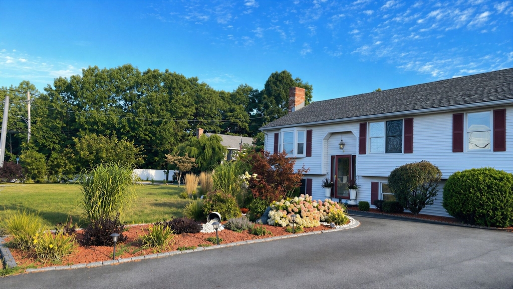 8 Park Cir, Attleboro, Massachusetts, 4 Bedrooms Bedrooms, 7 Rooms Rooms,2 BathroomsBathrooms,Residential,For Sale,Park Cir,73511622