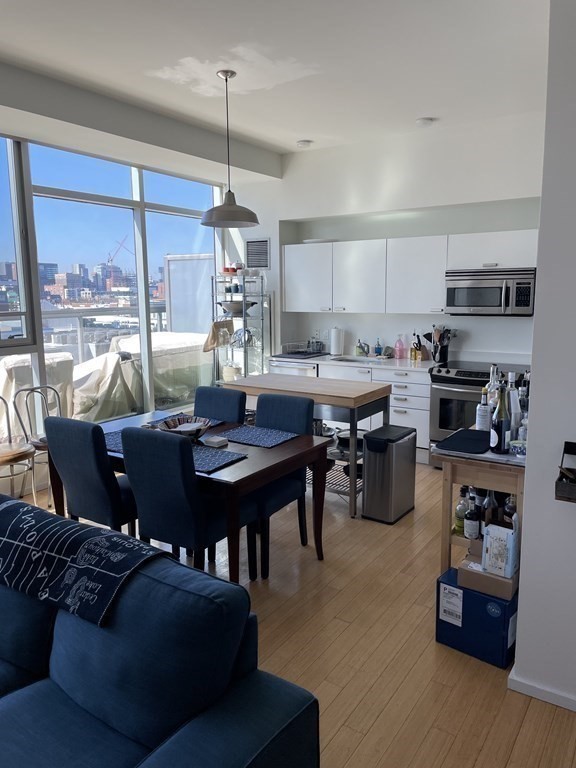 2 Earhart, Cambridge, Massachusetts, 2 Bedrooms Bedrooms, 5 Rooms Rooms,1.5 BathroomsBathrooms,Residential Lease,For Rent,Earhart,73511629