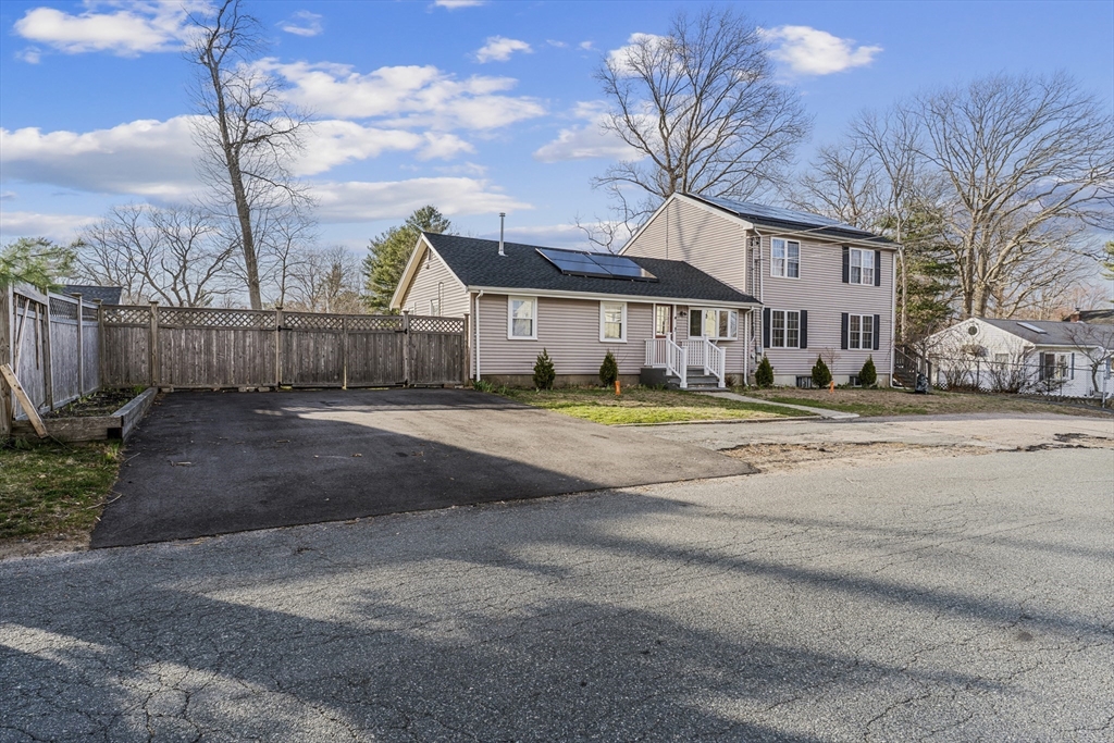 21 Dale Rd, Holbrook, Massachusetts, 5 Bedrooms Bedrooms, 9 Rooms Rooms,2.5 BathroomsBathrooms,Residential,For Sale,Dale Rd,73511548