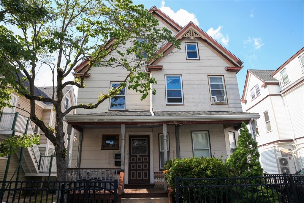 337 Centre St, Boston, Massachusetts, 2 Bedrooms Bedrooms, 6 Rooms Rooms,2 BathroomsBathrooms,Residential Lease,For Rent,Centre St,73511635