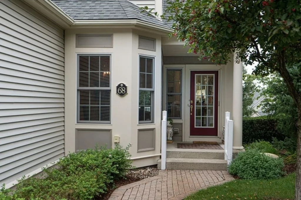 68 Charles Ct, Southborough, Massachusetts, 2 Bedrooms Bedrooms, 7 Rooms Rooms,3.5 BathroomsBathrooms,Residential Lease,For Rent,Charles Ct,73511655
