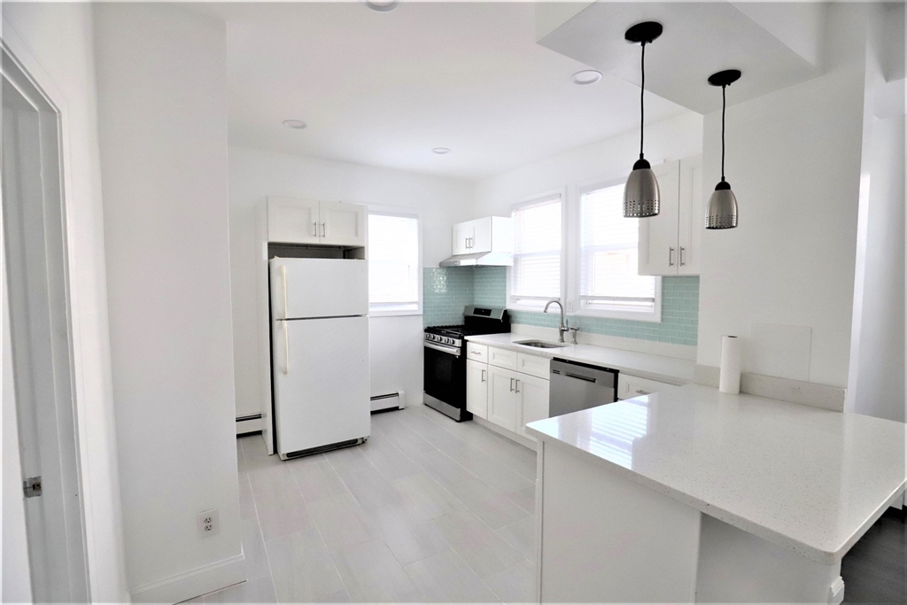 96 Washington St, Malden, Massachusetts, 2 Bedrooms Bedrooms, 5 Rooms Rooms,1 BathroomBathrooms,Residential Lease,For Rent,Washington St,73511664