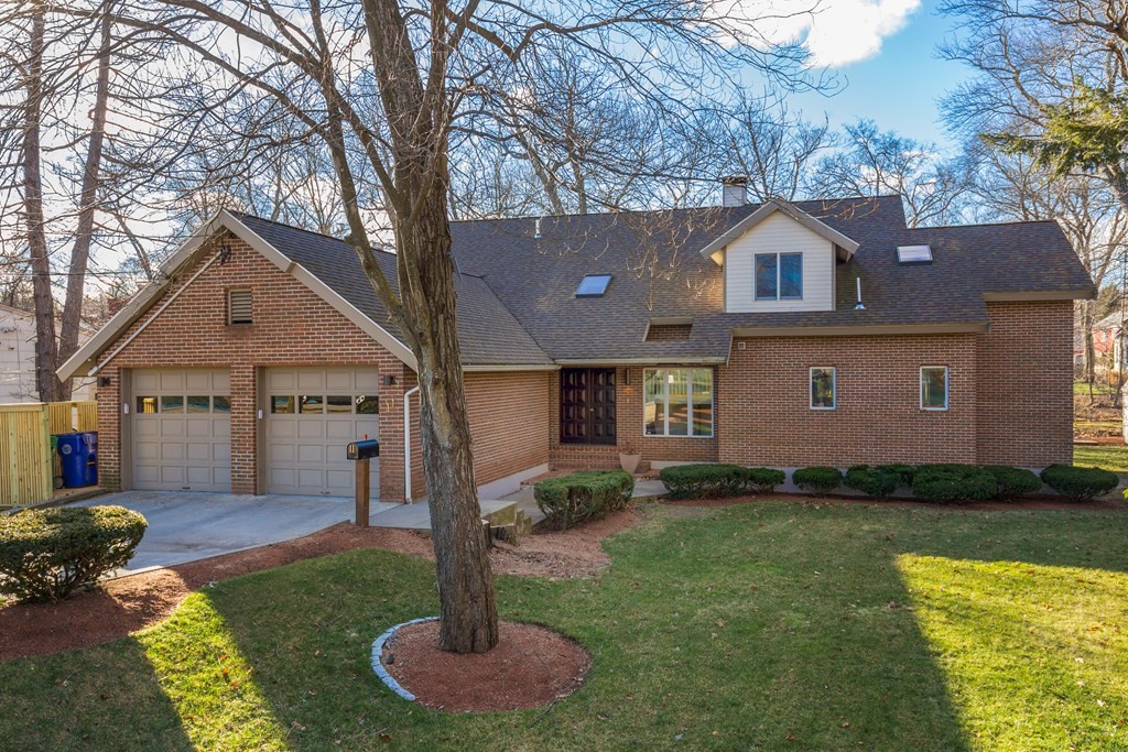 11 Beethoven Ave, Newton, Massachusetts, 5 Bedrooms Bedrooms, 9 Rooms Rooms,3.5 BathroomsBathrooms,Residential Lease,For Rent,Beethoven Ave,73511680