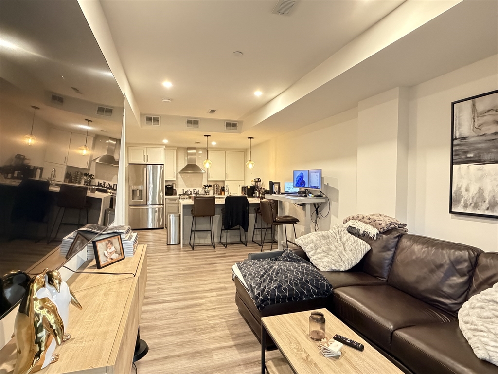9 Douglas St., Boston, Massachusetts, 1 Bedroom Bedrooms, 3 Rooms Rooms,1 BathroomBathrooms,Residential Lease,For Rent,Douglas St.,73511694