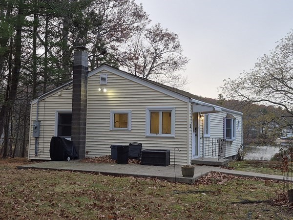 5 Lake View Ave, Peabody, Massachusetts, 2 Bedrooms Bedrooms, 5 Rooms Rooms,1 BathroomBathrooms,Residential Lease,For Rent,Lake View Ave,73511719