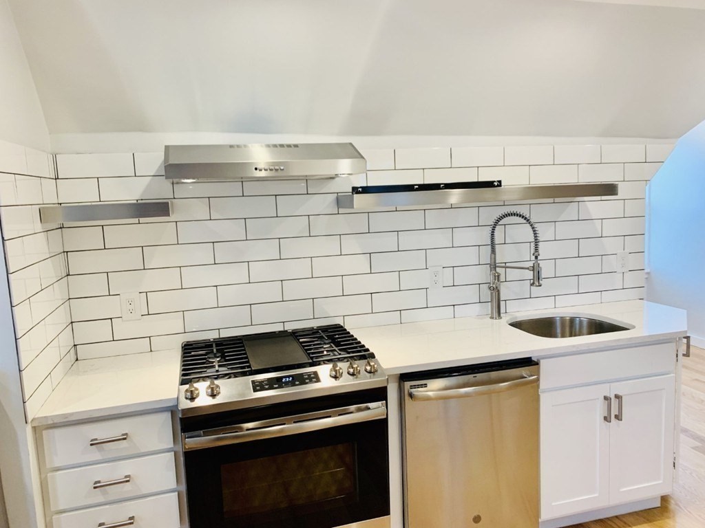 39 Bucknam, Everett, Massachusetts, 2 Bedrooms Bedrooms, 5 Rooms Rooms,1 BathroomBathrooms,Residential Lease,For Rent,Bucknam,73511835