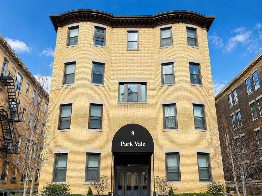 9 Park Vale, Brookline, Massachusetts, 3 Bedrooms Bedrooms, 5 Rooms Rooms,1 BathroomBathrooms,Residential Lease,For Rent,Park Vale,73511857